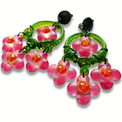 boucles-d-oreilles-xl-creoles-vertes-fleurs-roses