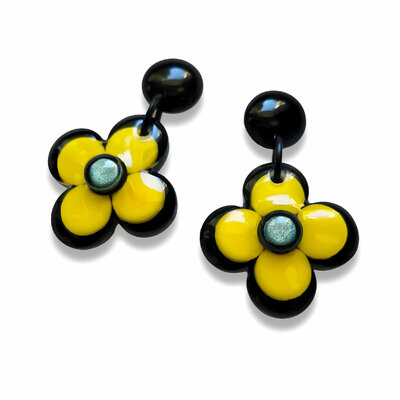 Petites-boucles-oreilles-fleurs-jaunes-noires-2