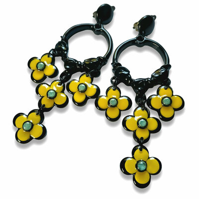 Boucles-oreilles-xxl-fleurs-jaunes-noires-4