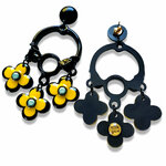 Boucle-oreilles-grande-fleur-jaune-noire-griffe