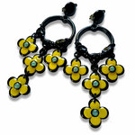 Boucles-oreilles-xxl-fleurs-jaunes-noires-2