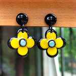 Boucle-oreilles-petite-fleur-jaune-noire-4