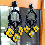 Boucles-oreilles-grandes-fleur-jaune-noire-2