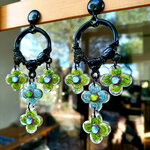 Boucles-oreilles-xxl-fleurs-vertes-bleues-3