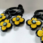 Boucles-oreilles-grandes-fleur-jaune-noire-8