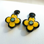 Boucle-oreilles-petite-fleur-jaune-noire-7