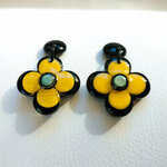 Boucle-oreilles-petite-fleur-jaune-noire-8