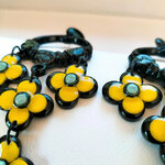 Boucles-oreilles-xxl-fleurs-jaunes-noires-8