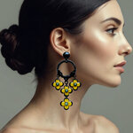 Boucles-oreilles-xxl-fleurs-jaunes-noires-1