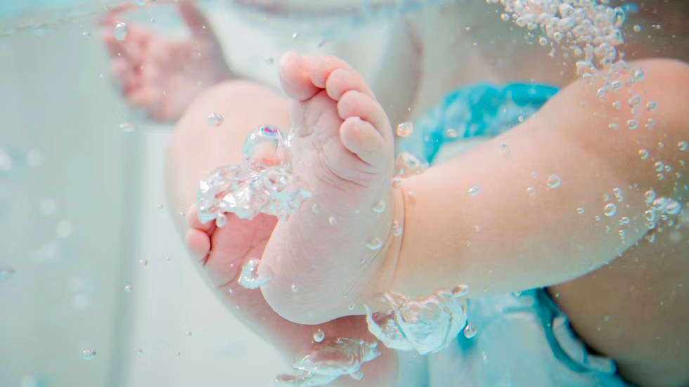 pied de bebe dans l eau