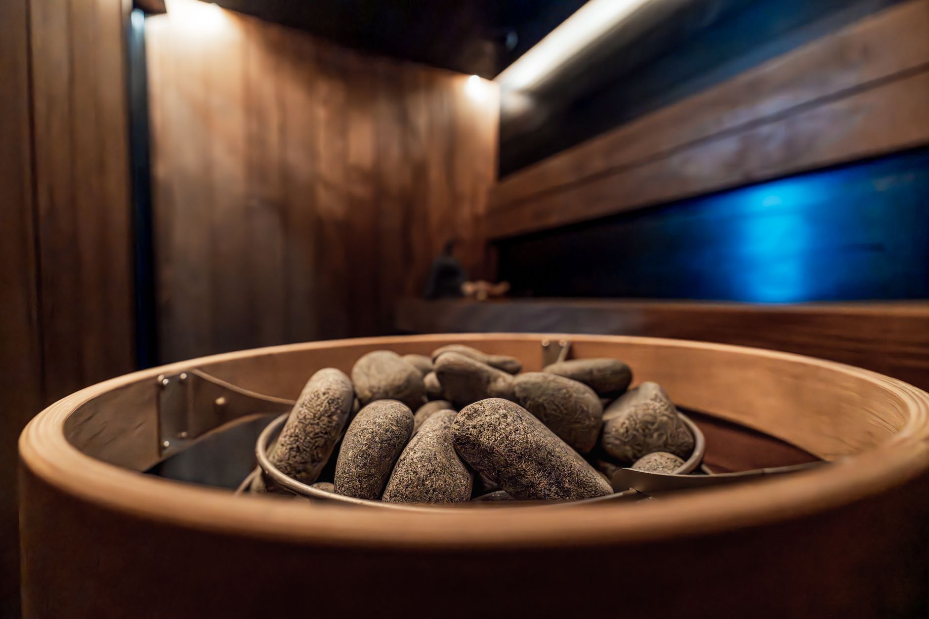sauna interieur chaleureux avec boiseries sombres eclairage led et poele a pierre pour une experience relaxante