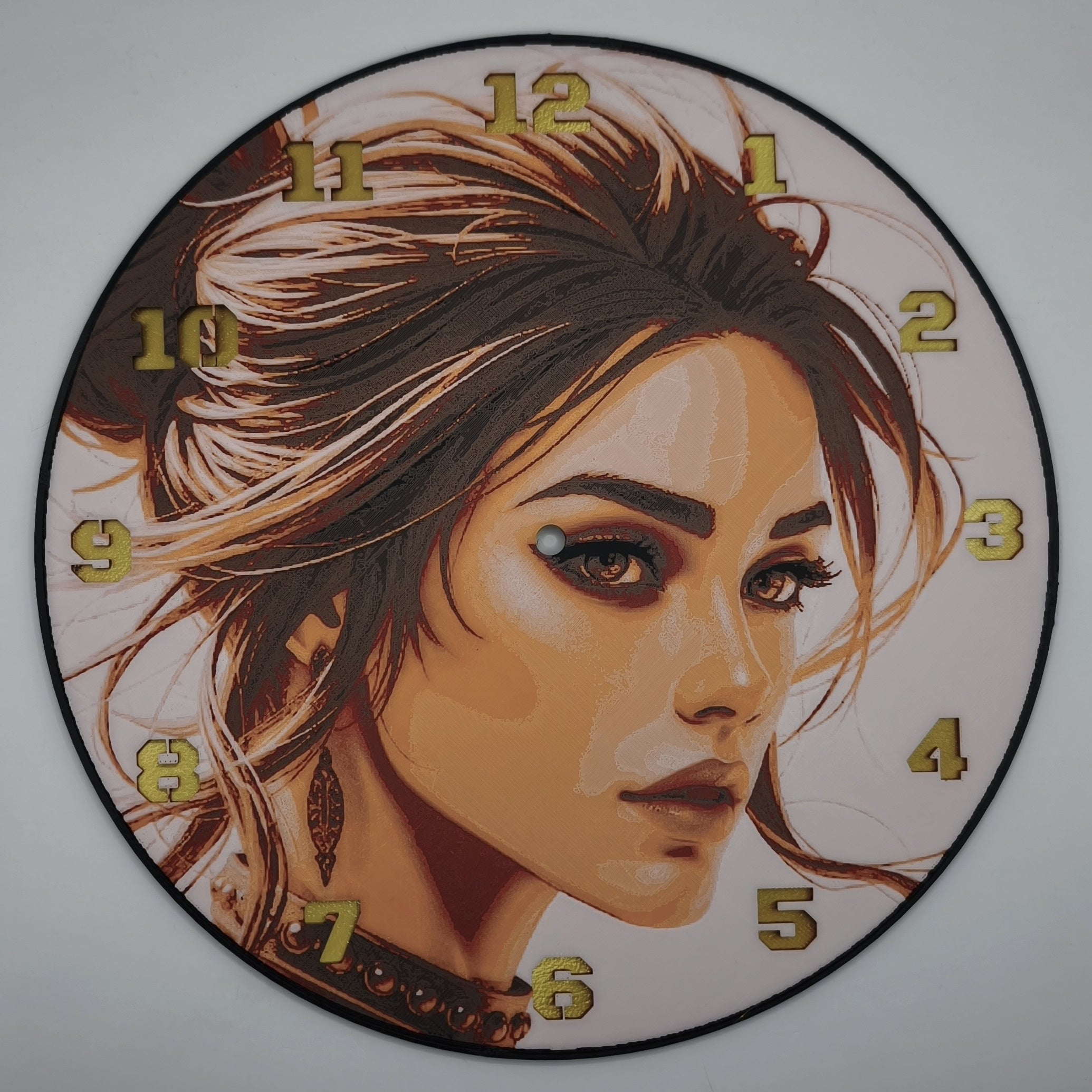 horloge_complete_La_femme_en_safran_impression_3D_nombres_couleur_or