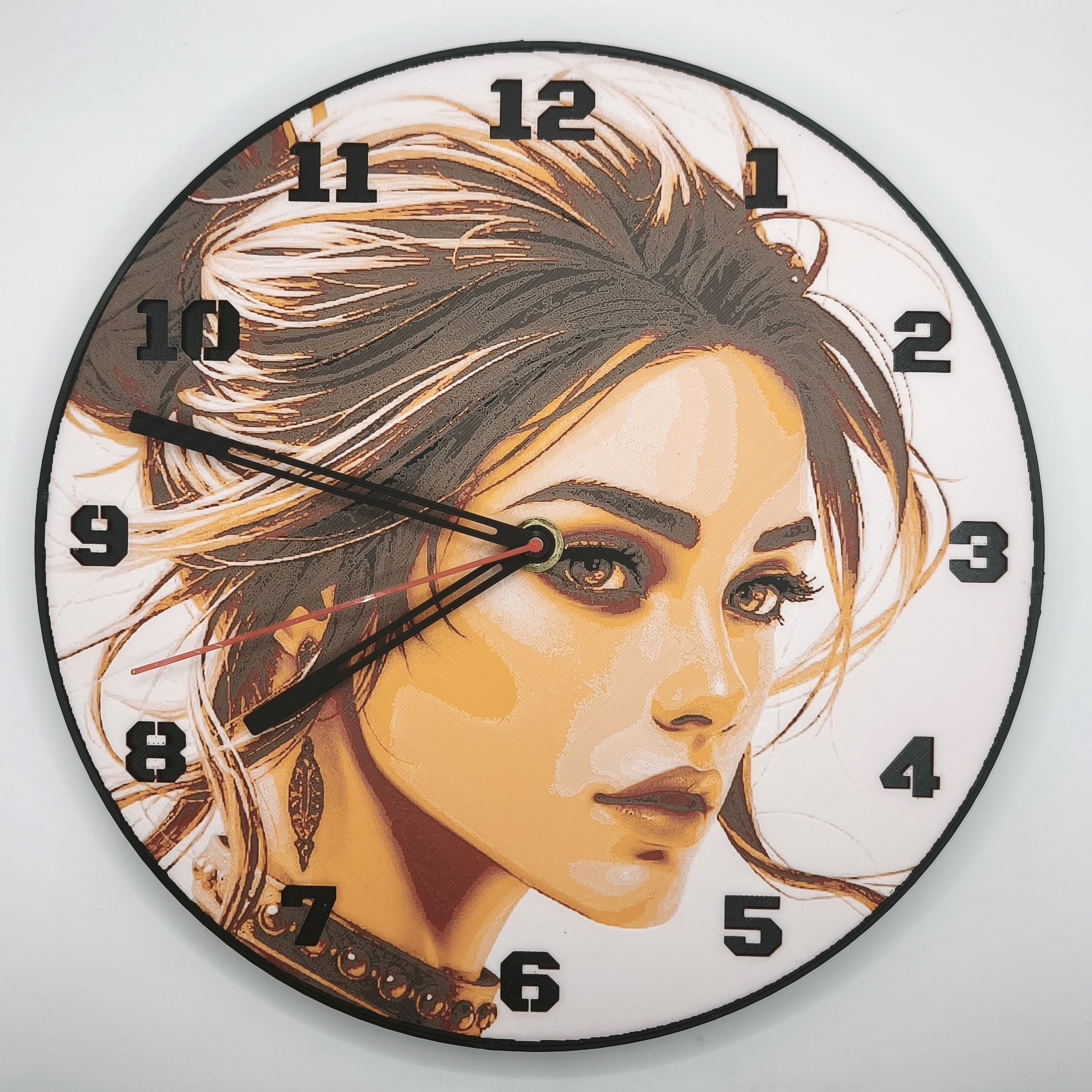 horloge_complete_La_femme_en_safran_impression_3D_nombres_couleur_noir_aiguilles