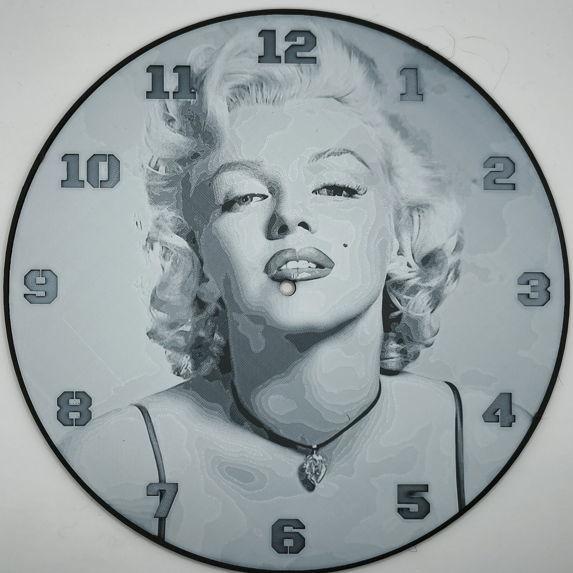 horloge_complete_Marilyn_Monroe_impression_3D_nombres_couleur_argent
