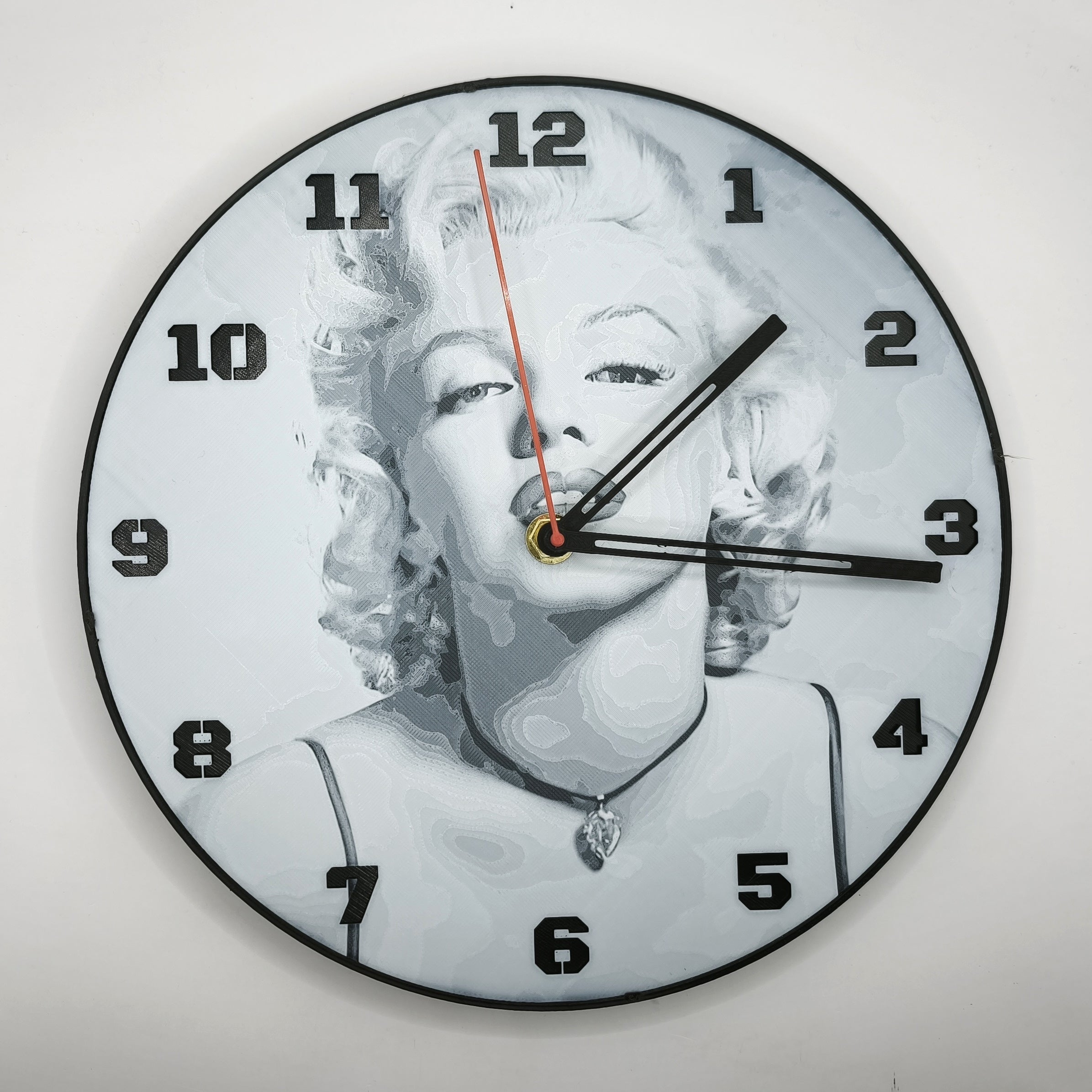 horloge_complete_Marilyn_Monroe_impression_3D_nombres_couleur_noir_aiguilles
