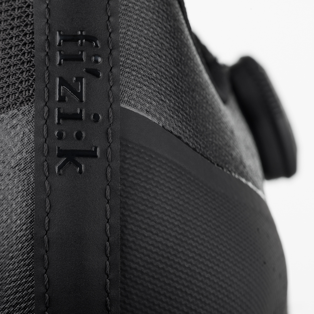 tempo-overcurve-r4-black-5-fizik-road-bike-granfondo-shoes_1_1