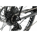 BT_MY21_Beyond_1_glossy_metallic_black-12