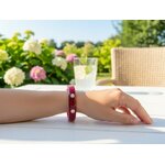 bracelet jonc bordeaux sur poignet-Photoroom