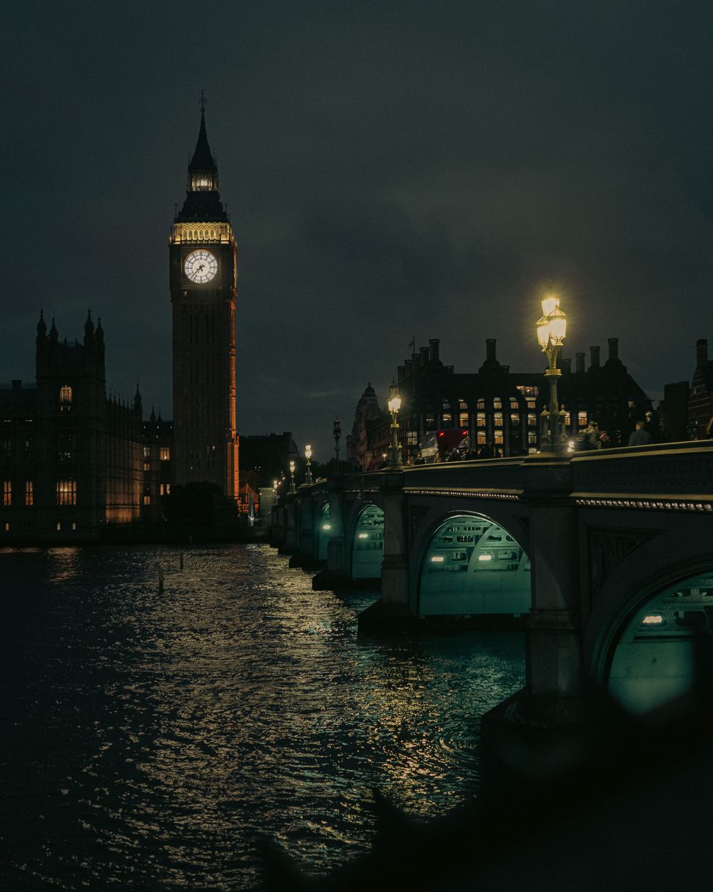 dramatic night view of big ben and westminster bridge in london england beautifully illuminated