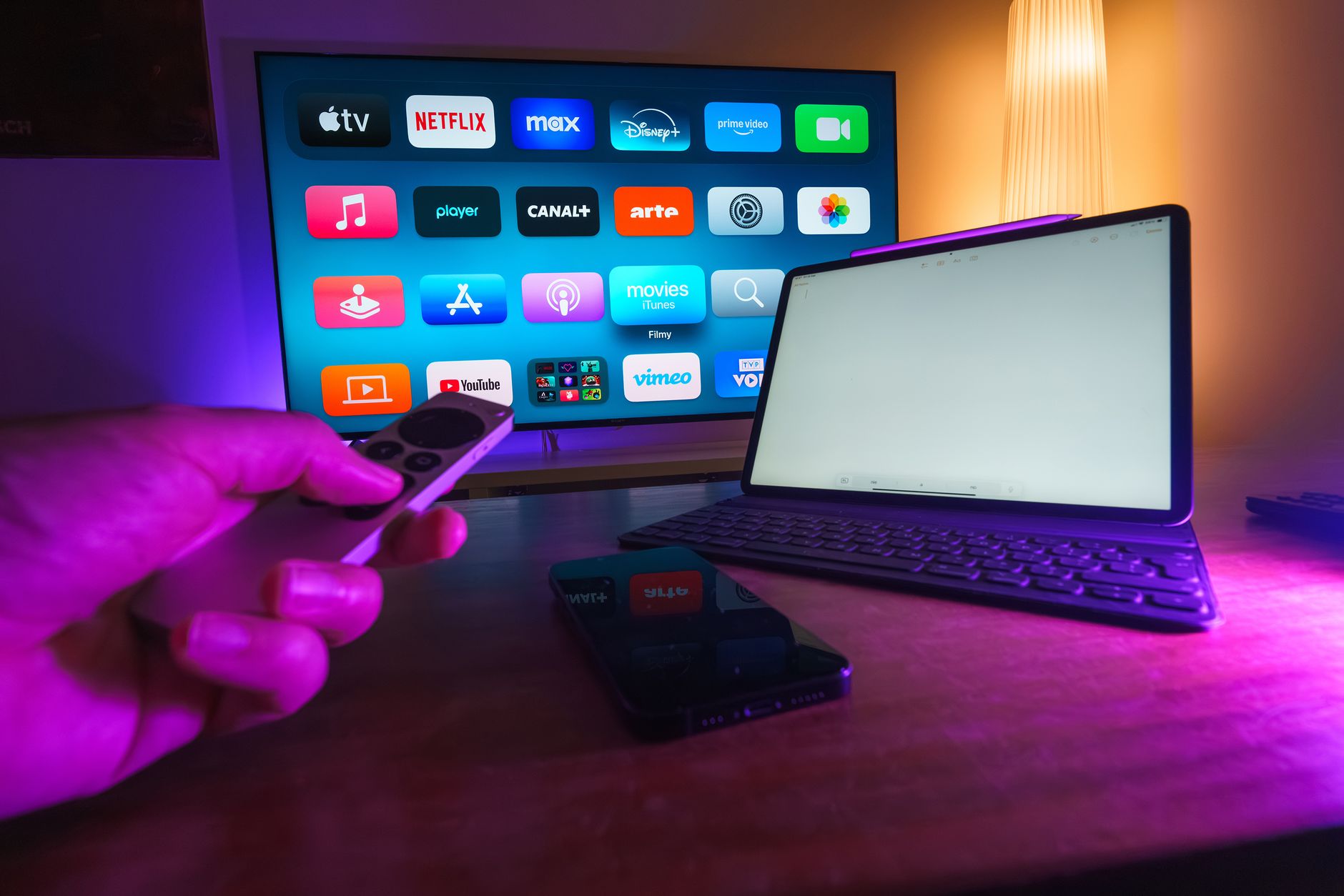 une configuration domestique confortable avec des services de streaming sur smart tv tablette et smartphone