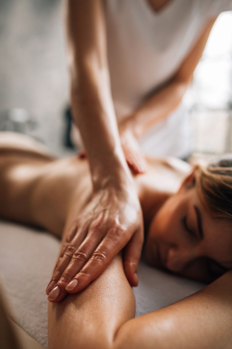 une femme profitant d un massage relaxant dans un environnement de spa serein promouvant le soin de soi et le bien etre