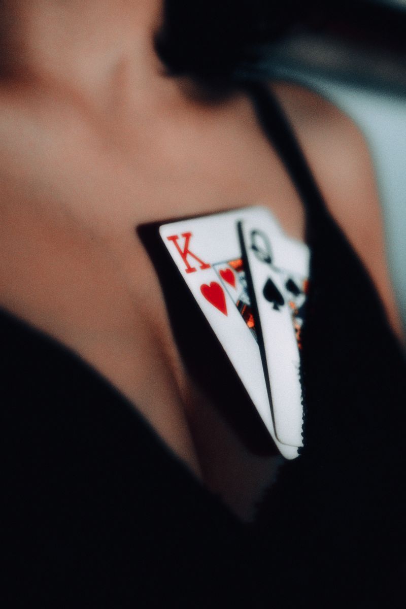 gros plan artistique de cartes a jouer glissees dans de la lingerie noire mettant l accent sur la texture et la composition
