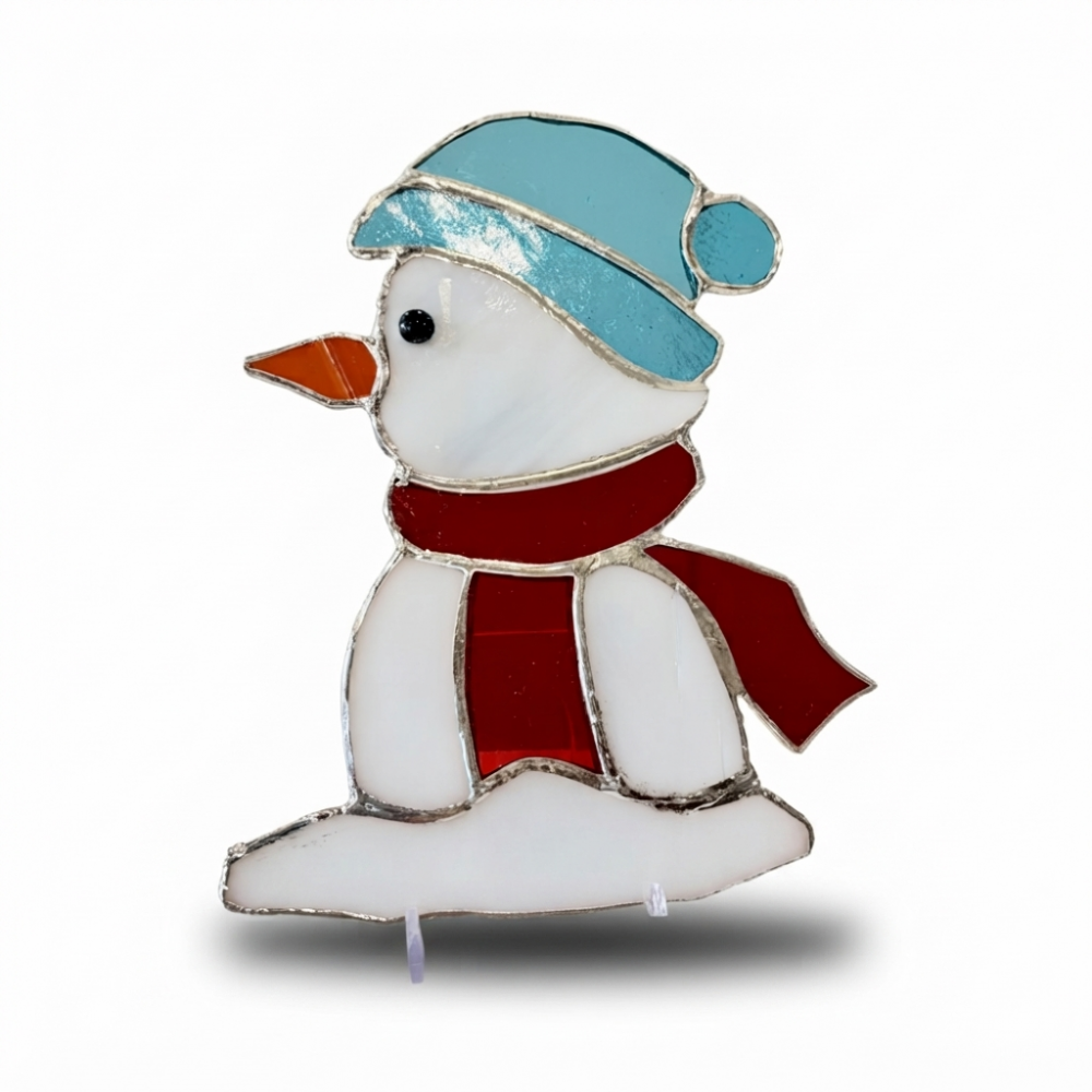 Vitrail bonhomme de neige blanc vu de profil, bonnet bleu ciel à pompon, écharpe rouge, nez orange