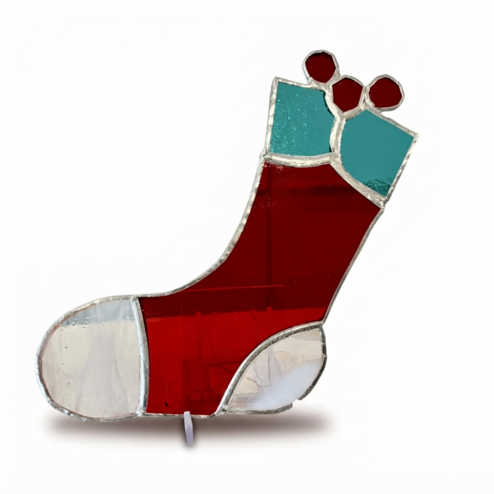 Vitrail botte de Noël rouge à revers turquoise, pointe et talon blancs, trois baies de houx