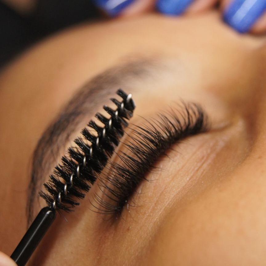 gros plan detaille sur l application de mascara a la brosse sur un cil mettant l accent sur la beaute et le maquillage