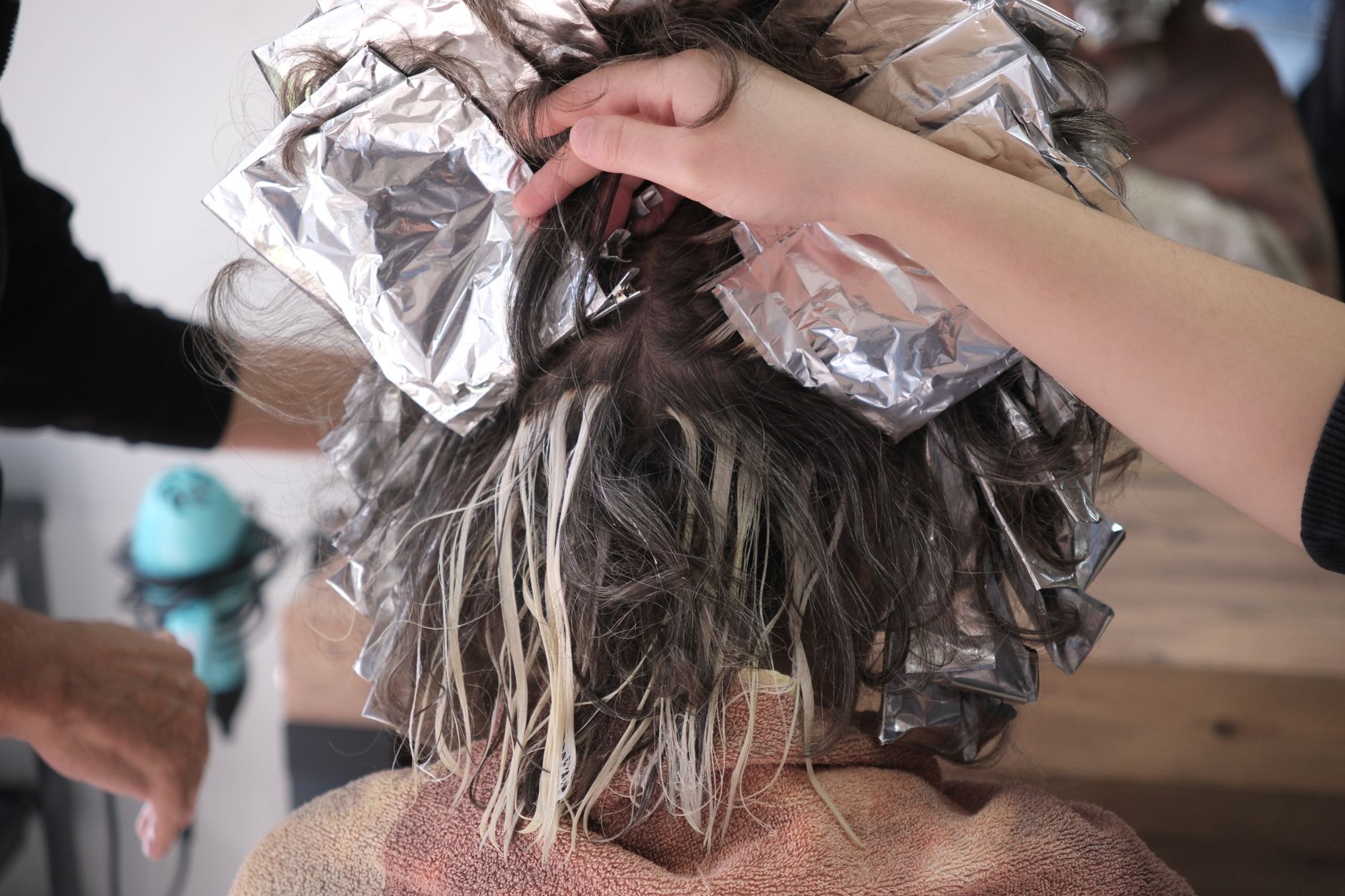 une photo detaillee du processus de coloration des cheveux a l aide de feuilles dans un salon a izmir en turquie