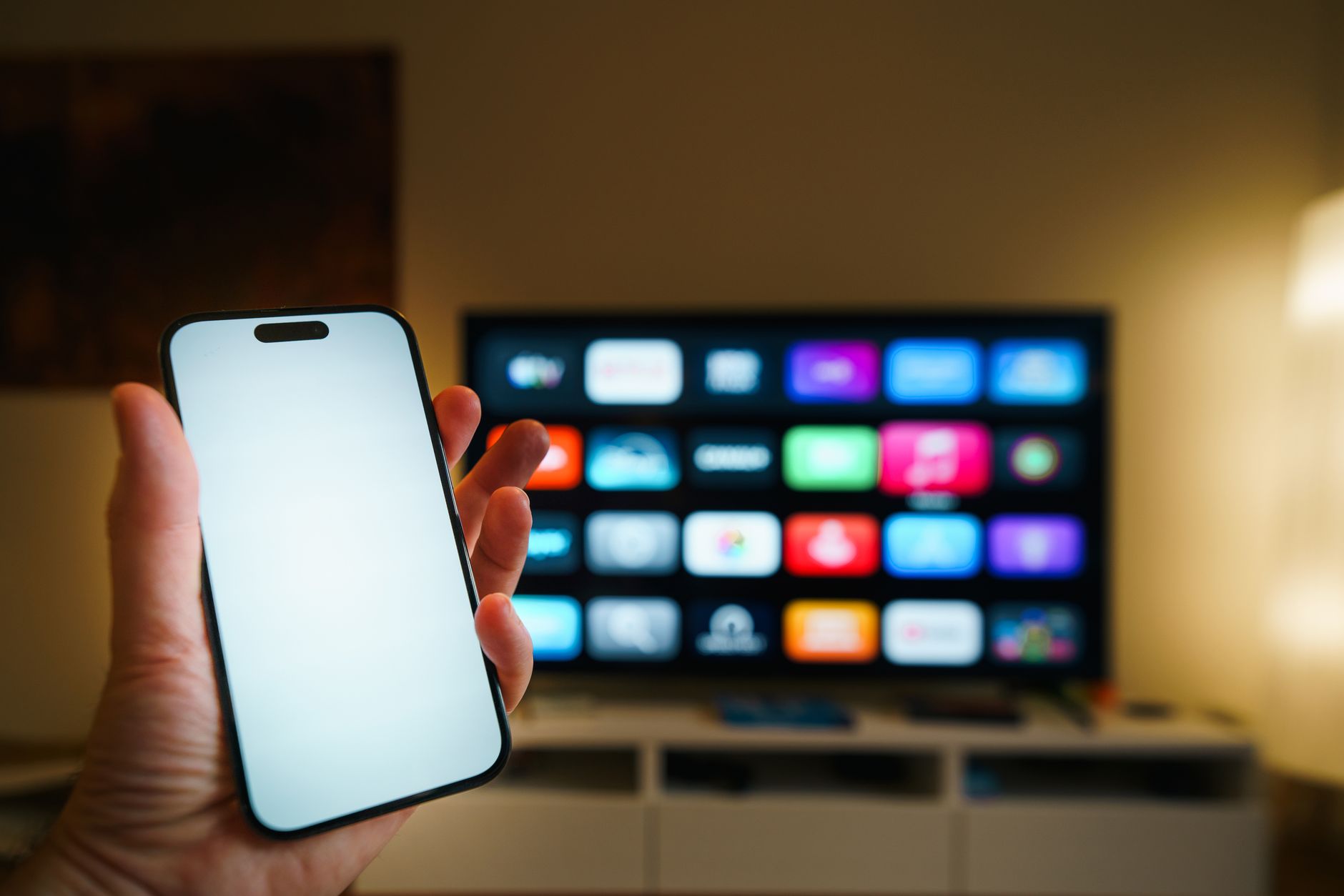 Pourquoi les abonnements TV traditionnels en Suisse coûtent-ils si cher comparés à l'IPTV ?