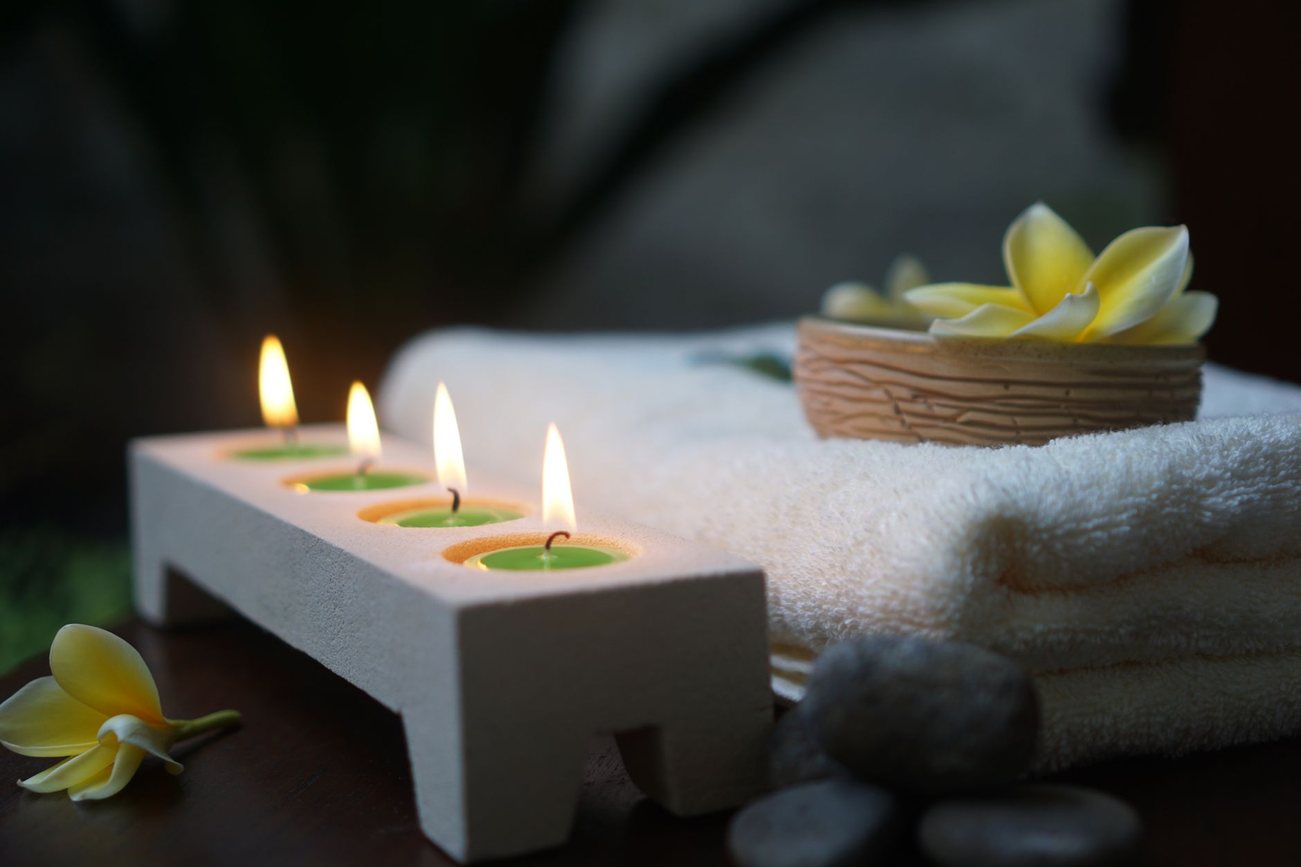 scene de spa relaxante avec des bougies vacillantes des serviettes douces et des fleurs fraiches