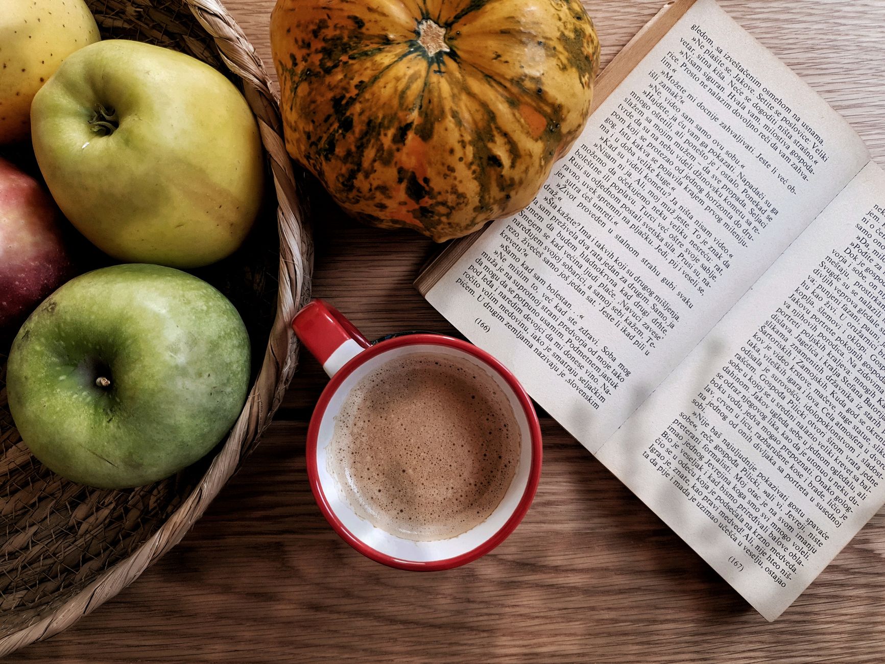 nature morte automnale confortable avec cafe fruits et livre ouvert sur la table