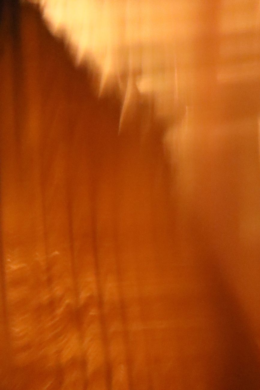 fond orange flou abstrait vibrant avec des lignes verticales
