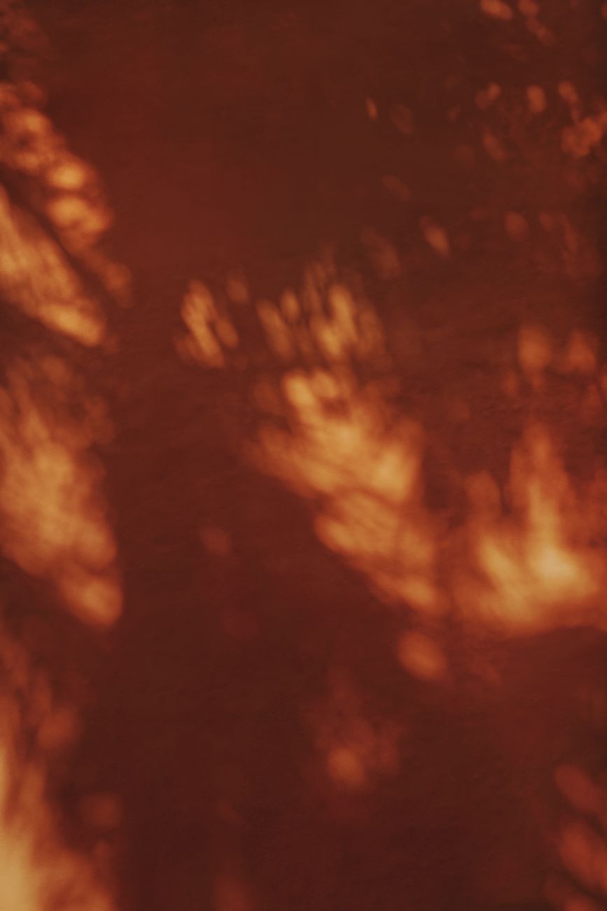 des ombres et textures abstraites rouges creent un effet visuel dramatique avec des tons chauds