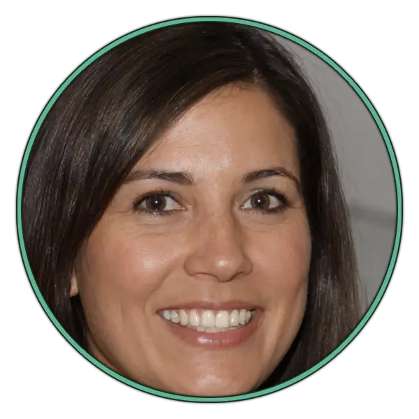 Julie, TheNutriShop's author and product analyst