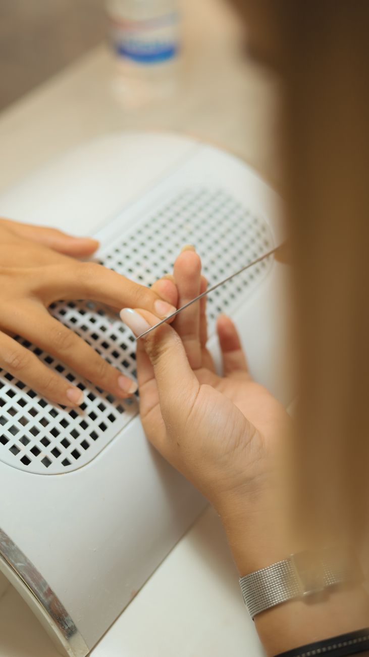 gros plan sur une manucure en cours mettant en avant des techniques de soin des mains et des ongles