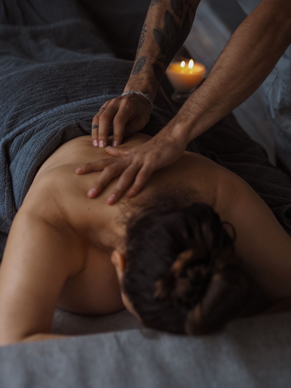 gros plan d un therapeute de massage travaillant sur le dos d une femme dans un cadre de spa serein