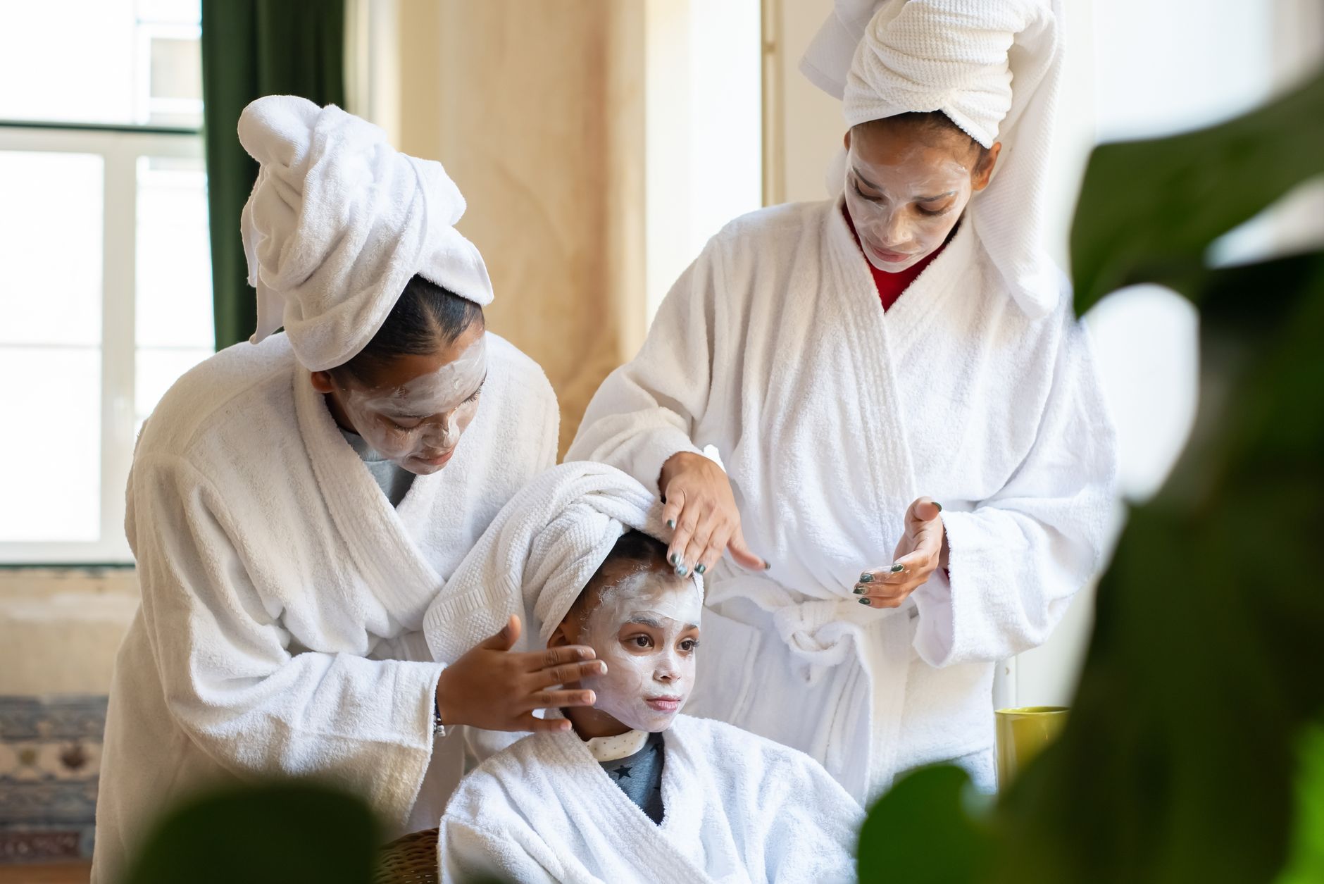 mere et filles profitent d une journee spa a la maison avec des soins du visage et de la detente