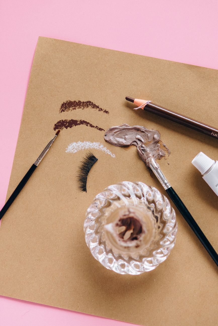 composition esthetique d outils de maquillage et de cosmetiques sur fond rose
