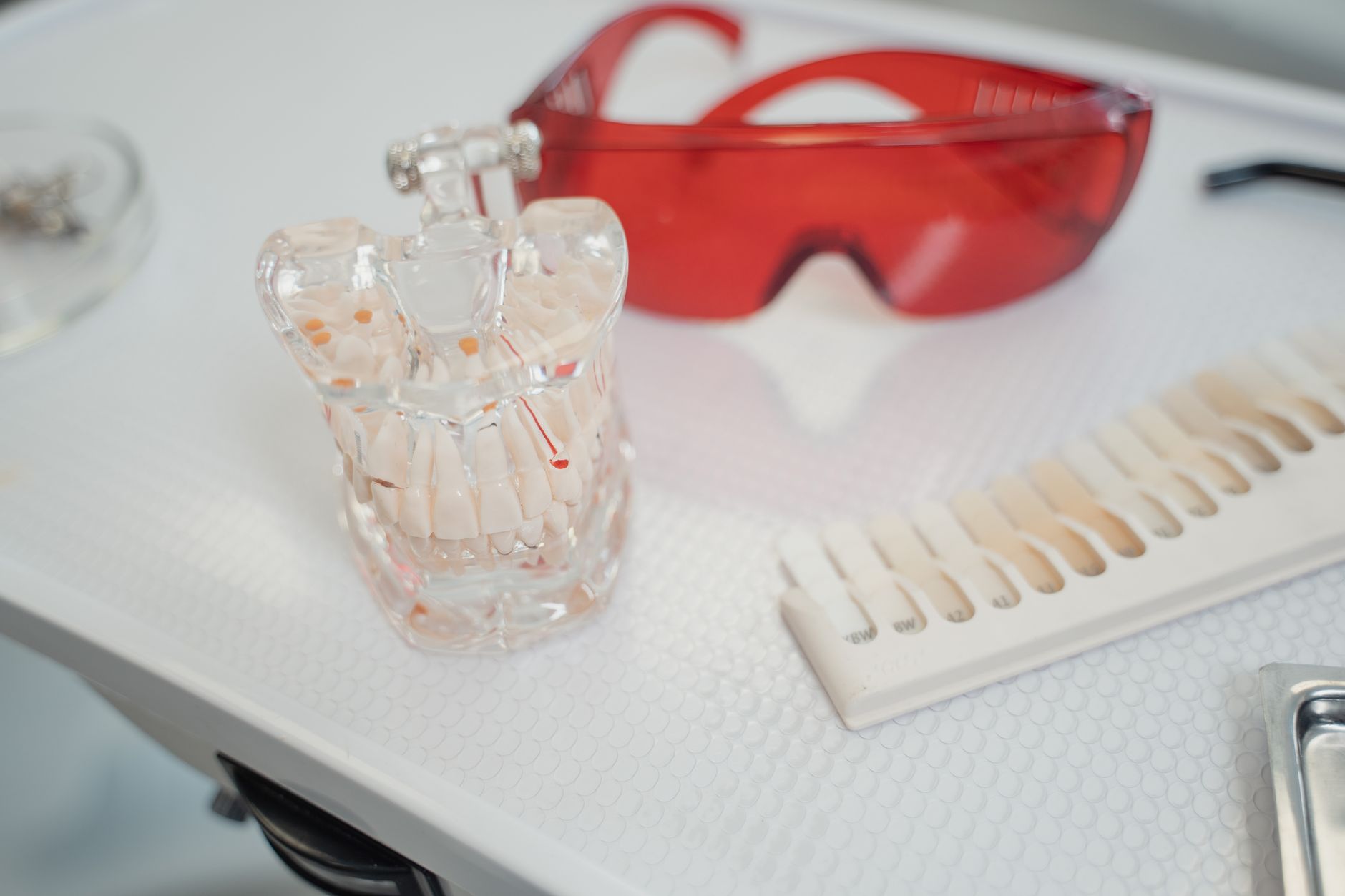 moule dentaire guide de teintes et lunettes de securite sur un plateau clinique pour les procedures dentaires