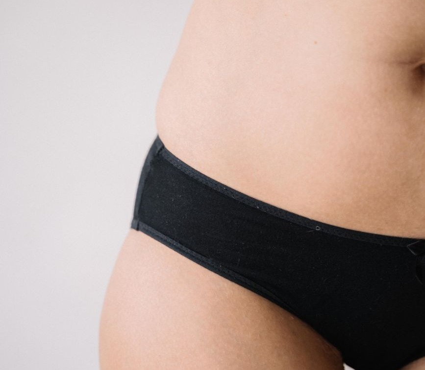 un gros plan d une femme portant des sous vetements noirs mettant en valeur la zone des hanches