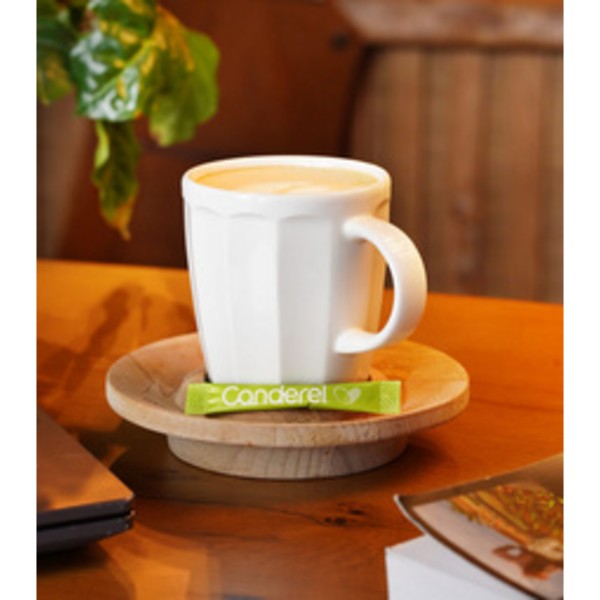 Stick Canderel Stevia posé à côté dune tasse de café