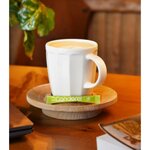 Stick Canderel Stevia posé à côté dune tasse de café