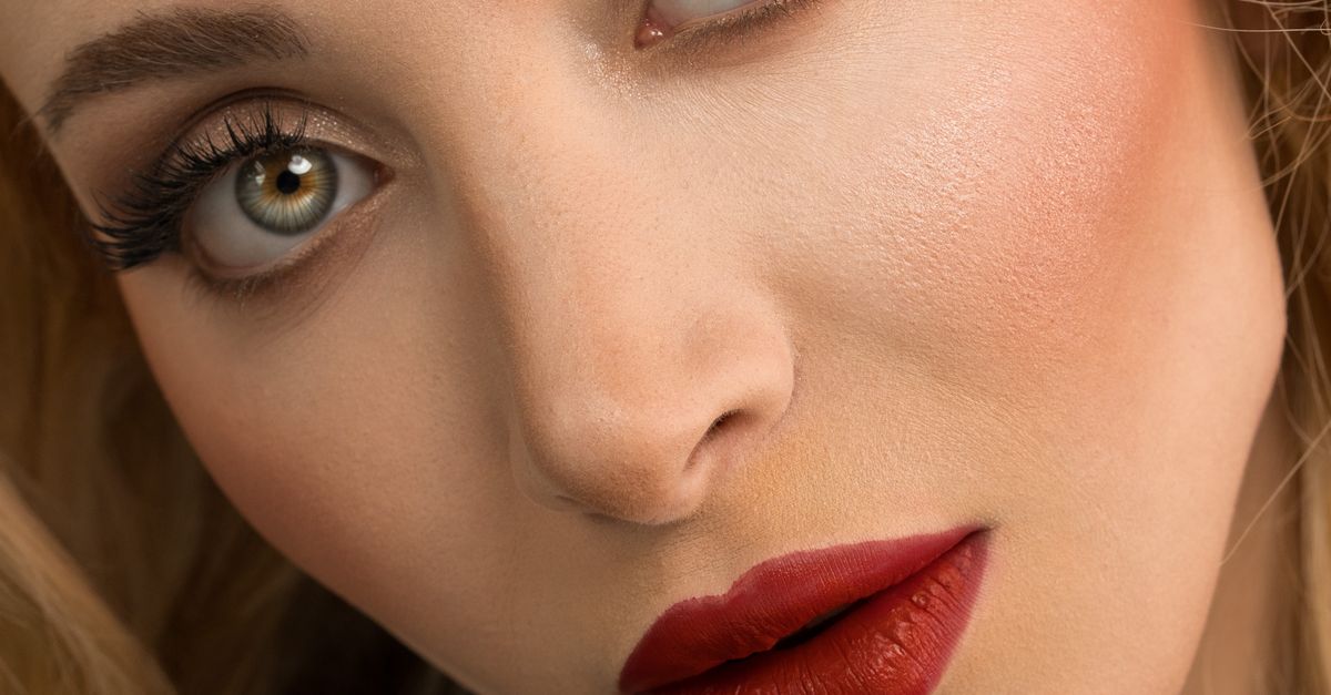 gros plan d un portrait de femme avec un maquillage style et des cheveux blonds mettant en valeur l elegance et la beaute