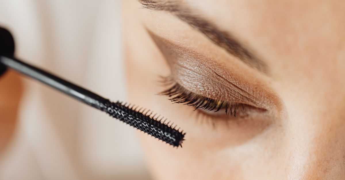 gros plan detaille de l application de mascara sur les cils avec ombre a paupieres