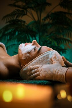 Une séance de traitement facial de spa serein avec une ambiance apaisante et un éclairage doux