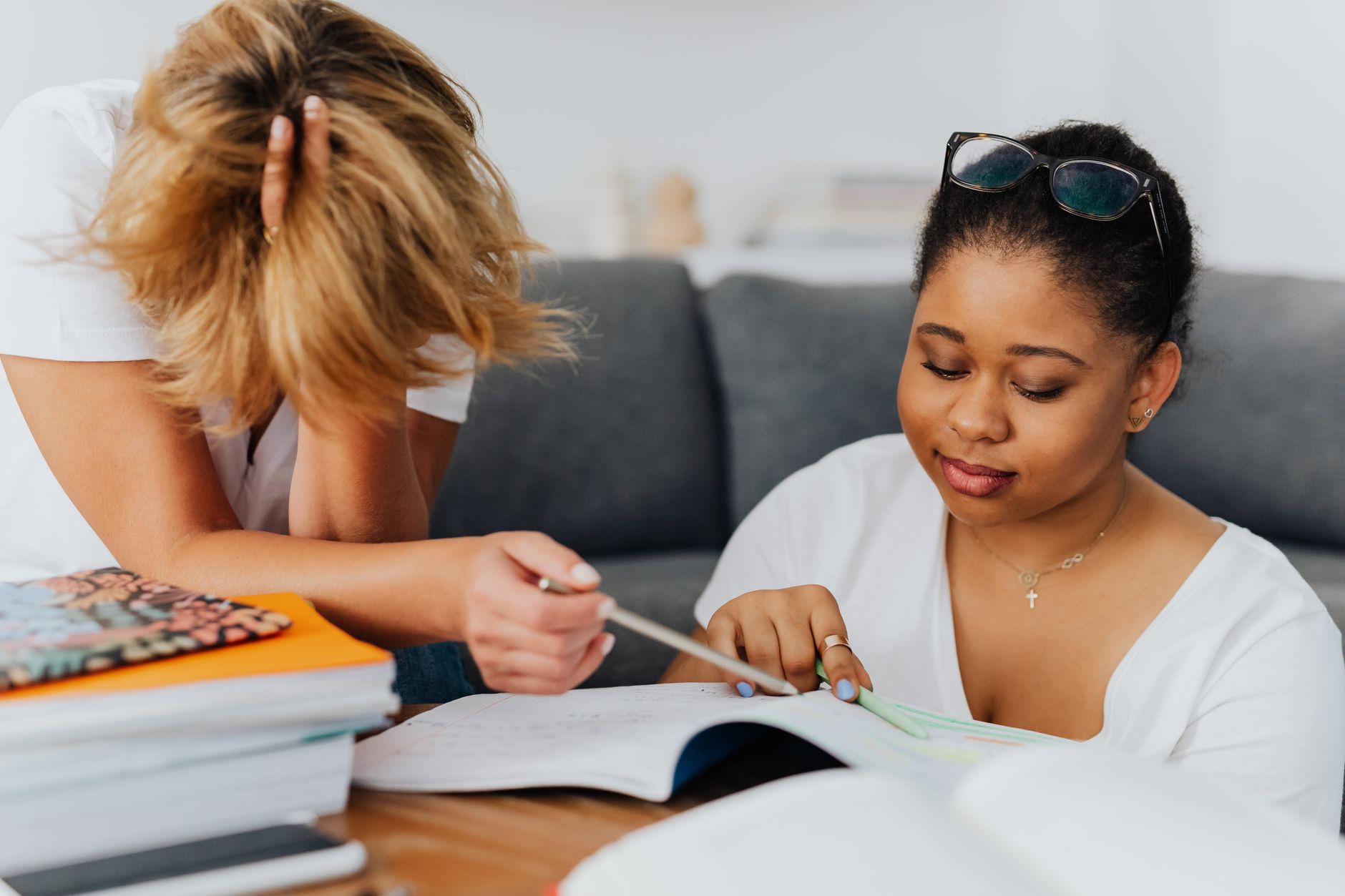 deux etudiants collaborant sur des livres et des notes se concentrant sur leurs etudes