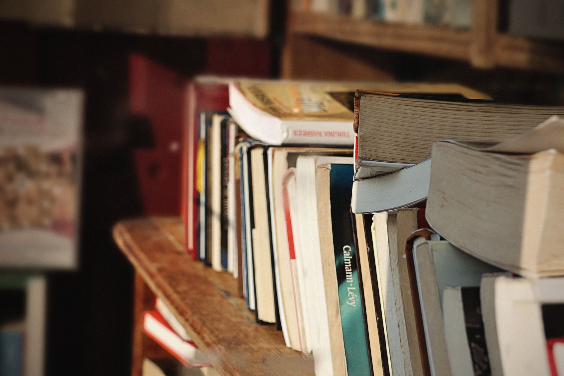une selection de livres vintage sur une etagere en bois a dol de bretagne france