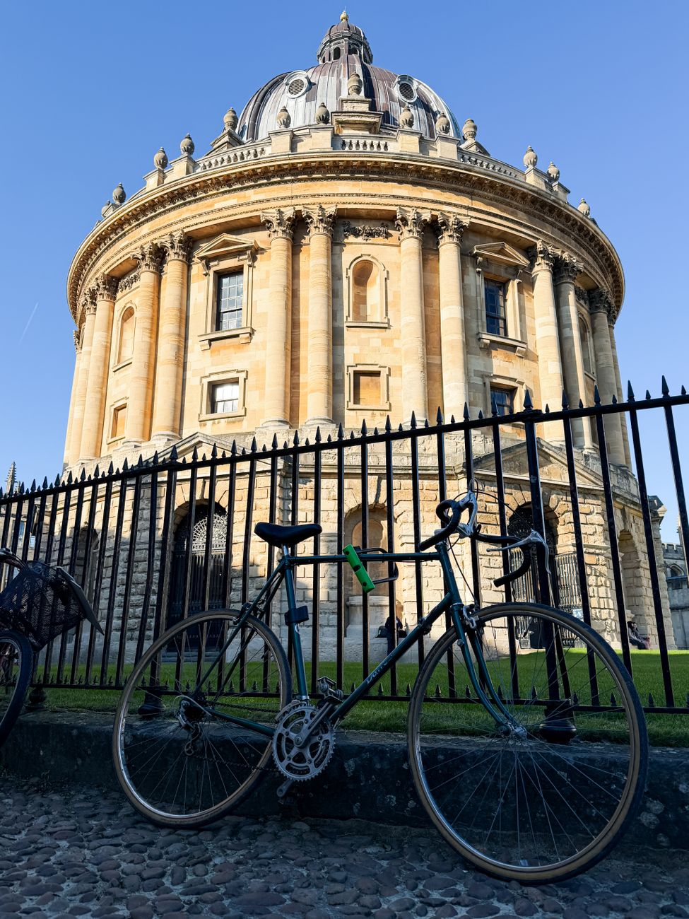 un velo gare devant la radcliffe camera batiment historique d oxford en angleterre sous un ciel bleu azur